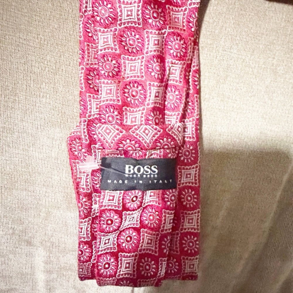 Hugo Boss Elegant Red Patterned Men's Tie - Picture 5 of 5
